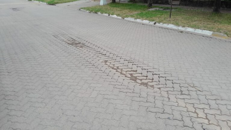 Hundimiento de los adoquines en calle Molina al 1400