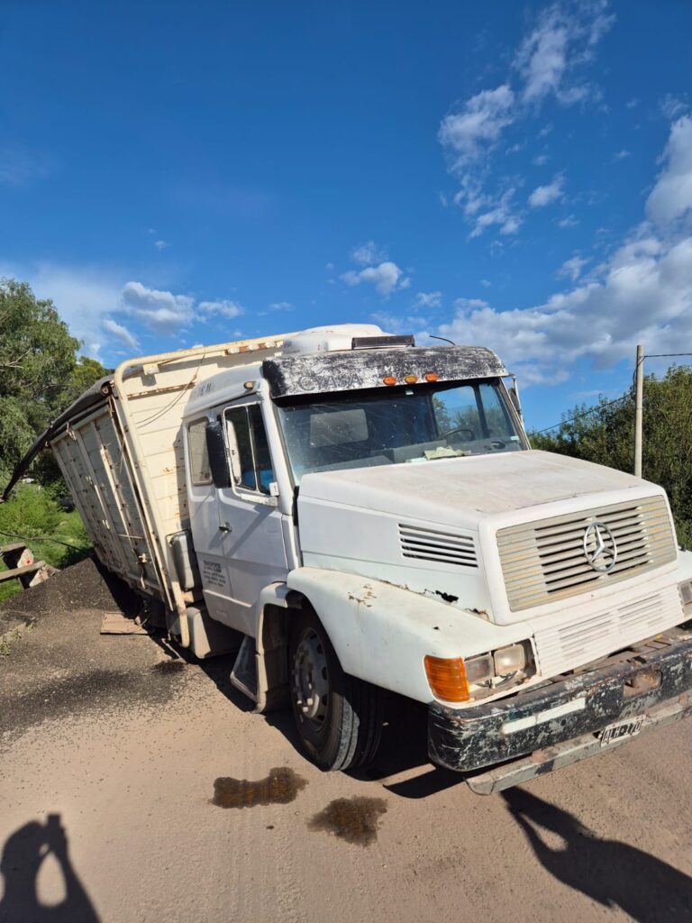 Finalmente sucedió: El acoplado de un camión cayó al río Carcarañá