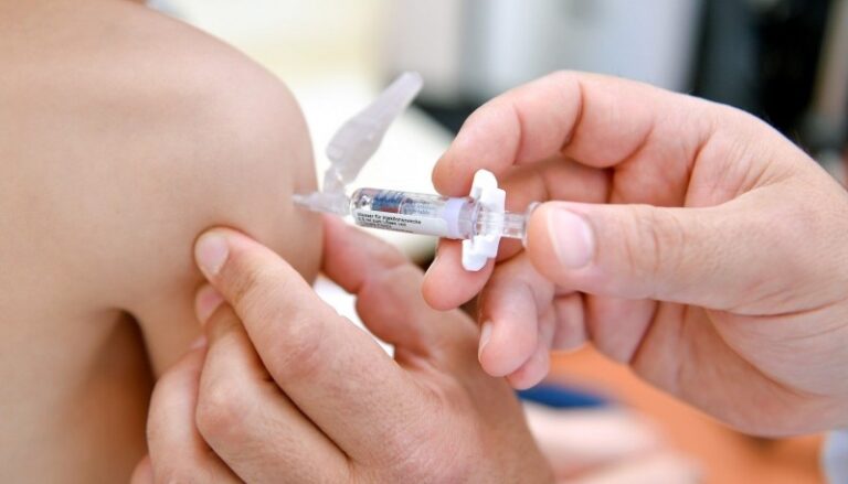 Salud adelantó la segunda dosis de la Triple Viral a los 15 y 18 meses