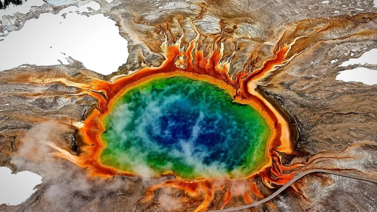 El géiser ácido más grande del mundo despierta en Yellowstone tras seis años